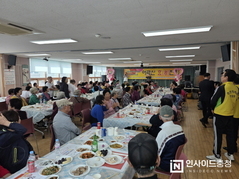어르신 위한 ‘효잔치’ 열고 ‘맞춤안경’ 지원한 주민자치회