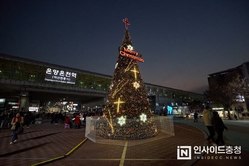 아산 온양온천역 광장 환하게 밝힌 2025년 크리스마스트리