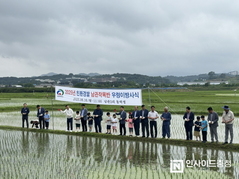 천안시, 풍세면 쌀 생산단지서 우렁이 방사 행사 개최