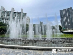 “덥다 더워” 때 이른 무더위에 천안시 하천 분수 조기 가동