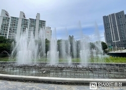 “덥다 더워” 때 이른 무더위에 천안시 하천 분수 조기 가동