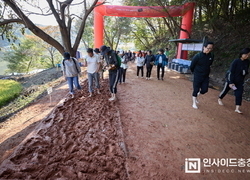 아산시 ‘제1회 궁평저수지 맨발 황톳길 걷기 축제’ 성료