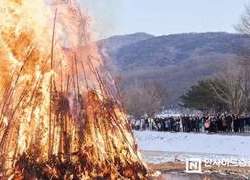 아산 외암마을 정월대보름 축제, 새해 소원 담은 ‘달집태우기’ 장관